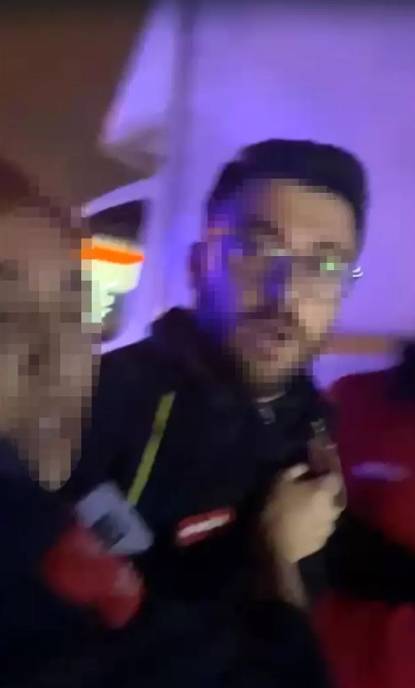 Ambulans şoförü kadın avukatın arabasının önünü kesti. Camdan eline sokarak bakın ne yaptı 2